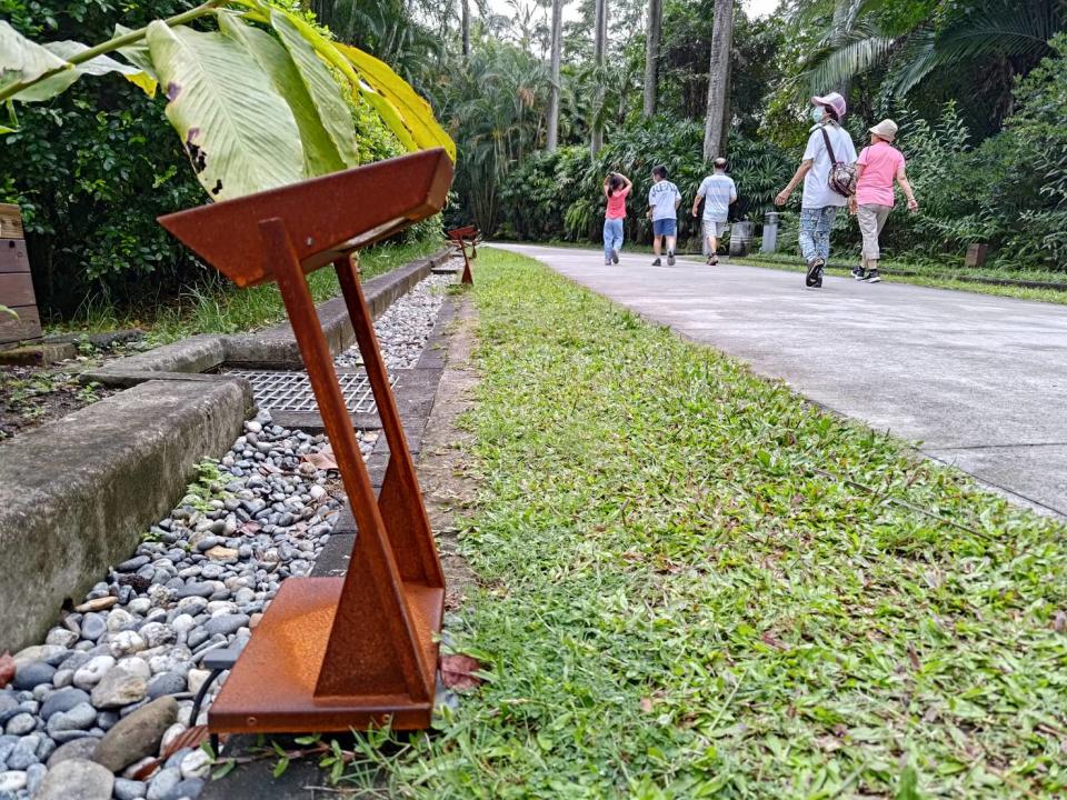 燈具以褐色耐候鋼打造，更能融入植物園背景。（圖片提供／林試所）