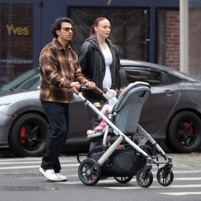 Sophie Turner y Joe Jonas, de paseo con su hija