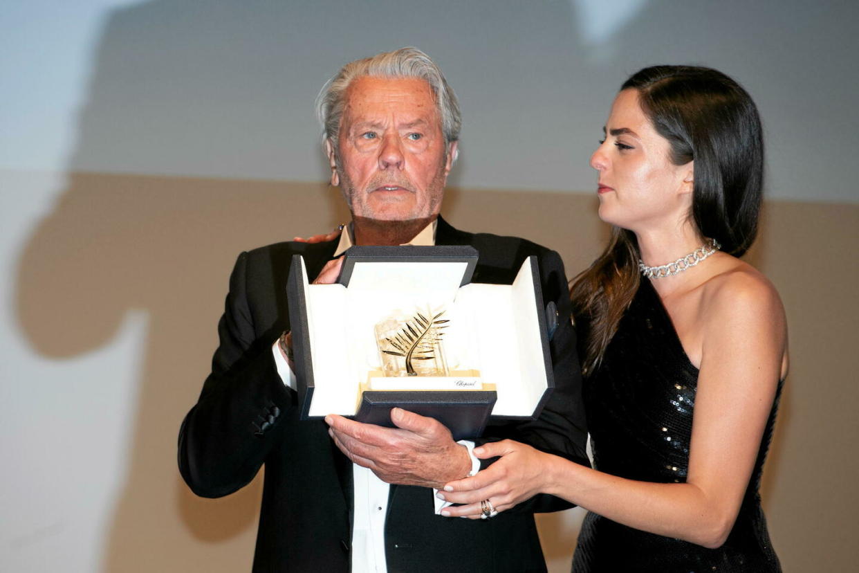 Alain Delon reçoit une palme d'honneur pour l'ensemble de sa carrière au 72e Festival international du film de Cannes, en 2019, en présence de sa fille Anouchka.  - Credit:L.Urman/Starface