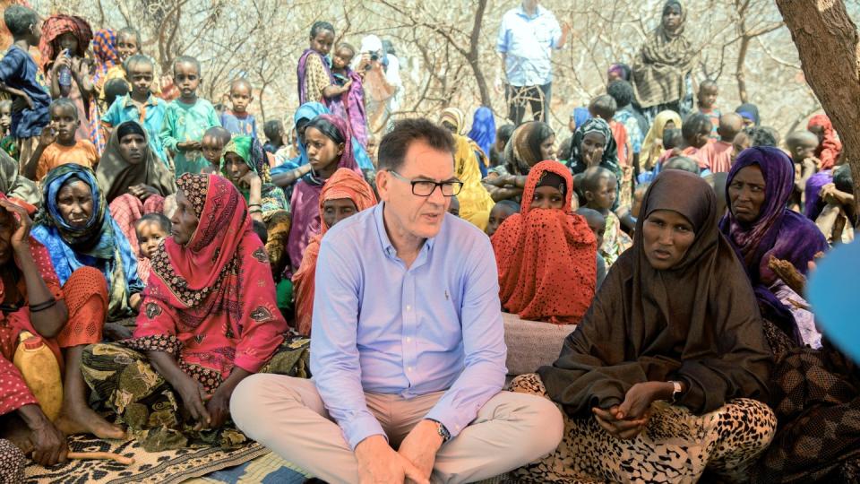 Entwicklungsminister Gerd Müller bei einem Besuch in der von Dürre und Hunger geplagten Somali-Region in Äthiopien im April 2017. Foto: Kay Nietfeld/Symbol