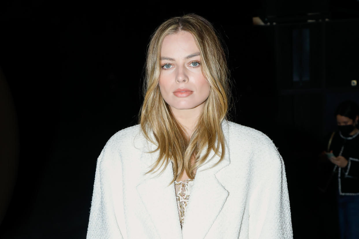 Margot Robbie en el show de Chanel Haute Couture Spring/Summer 2022 de Paris Fashion Week 2022 en Paris, Francia. (Photo by Stephane Cardinale - Corbis/Corbis via Getty Images)