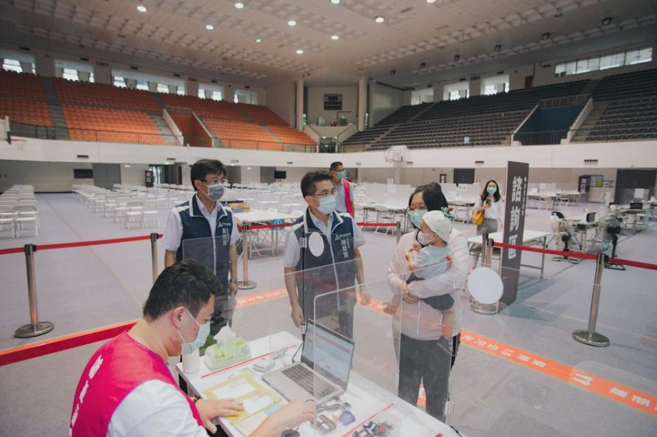 新竹市嬰幼兒莫德納疫苗將於22日開打！為提供六個月至五歲嬰幼童足夠的保護力，加開體育館施打站提供服務，代理市長陳章賢20日上午前往視察。(記者曾芳蘭攝)