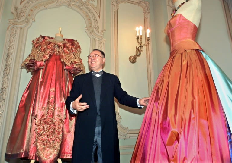 El famoso diseñador de moda ruso Slava Zaitsev muestra sus vestidos en el museo del teatro Bolshoi en Moscú, el 15 de junio de 2001