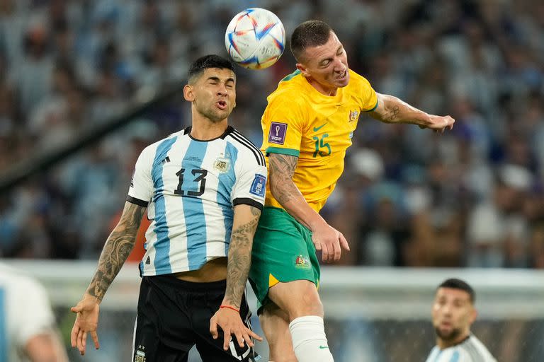 Cristian 'Cuti' Romero disputa la pelota con Mitchell Duke, en los octavos de final del Mundial 