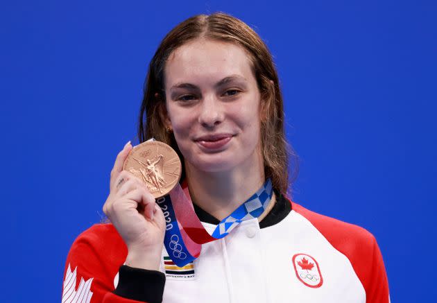 La Canadienne Penny Oleksiak avec sa médaille de bronze lors de la finale du 200m nage libre femmes aux JO de Tokyo le 28 juillet 2021. (Photo: ODD ANDERSEN via Getty Images)