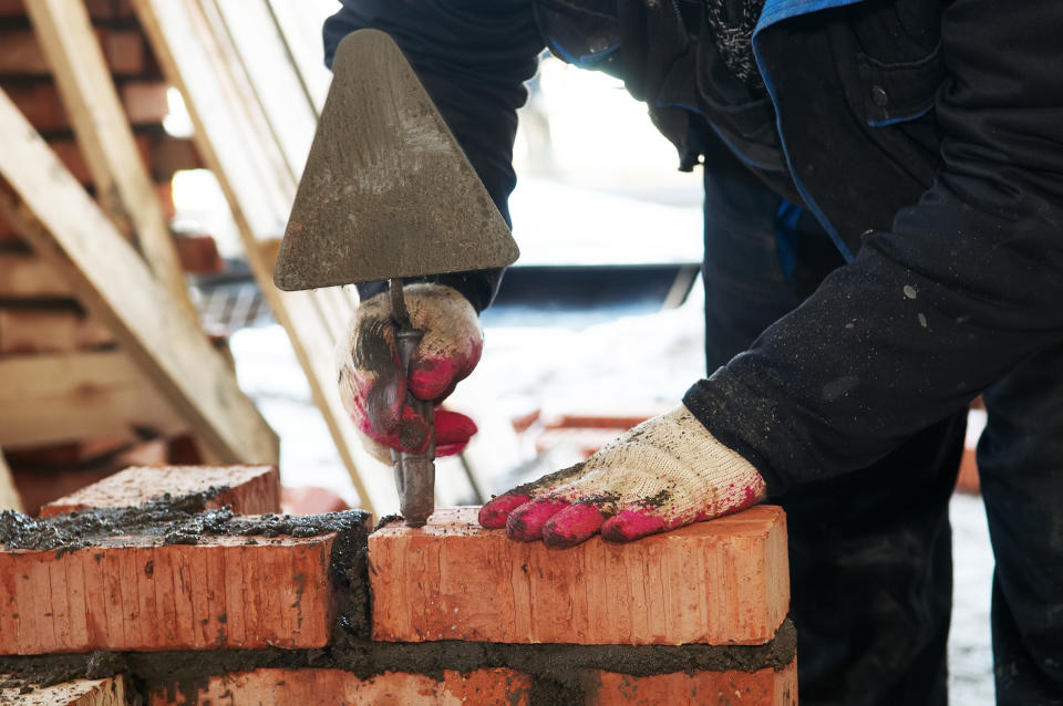 <p>Wer einmal ein Haus gebaut hat oder hat bauen lassen, weiß, wie viel während des gesamten Prozesses schief gehen kann. Dessen sind sich auch de Maurer bewusst, denn 38,37 Prozent von ihnen müssen eine Erwerbsunfähigkeitsrente in Anspruch nehmen. </p>