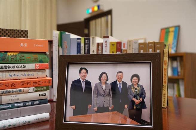 總統府祕書長陳菊日前分享一張照片，這張照片左上方卻洩漏了總統府神秘燈號。（取自陳菊臉書）