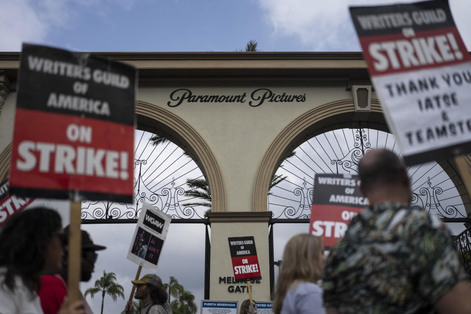 ARCHIVO - Manifestantes con letreros fuera del estudio de Paramount Pictures en Los Angeles, el 21 de septiembre de 2023. Se alcanzó un acuerdo tentativo para terminar la huelga de guionistas de Hollywood el 24 de septiembre de 2023 después de casi cinco meses. (Foto AP/Jae C. Hong, archivo)