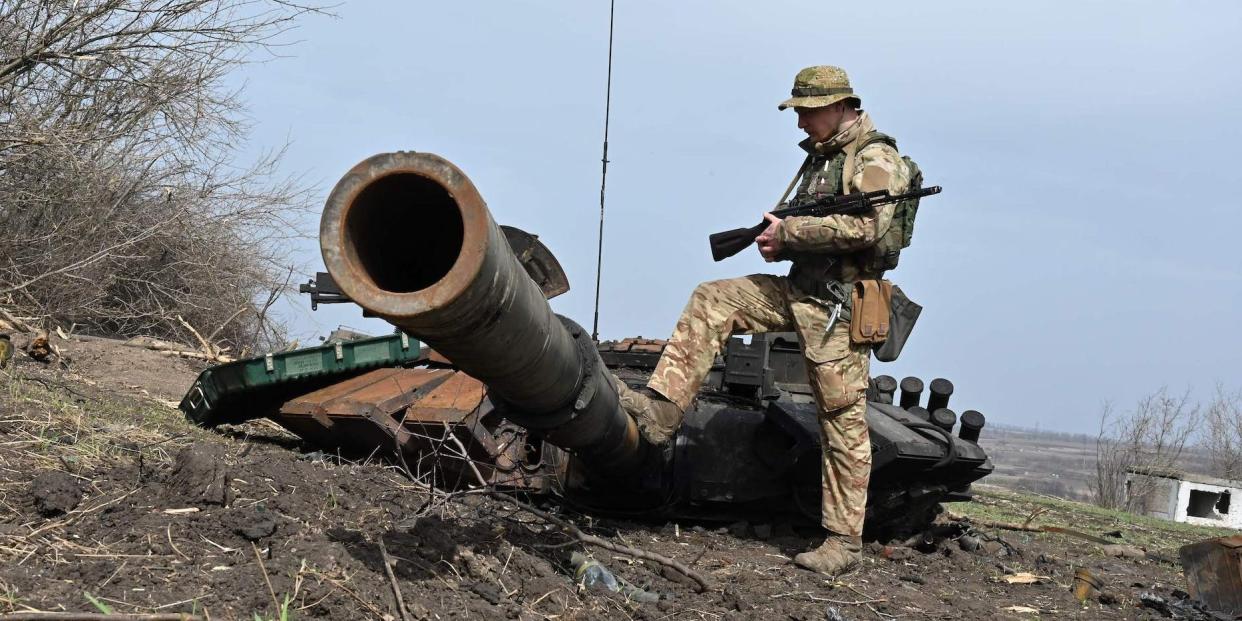 Ukraine soldier Russian tank