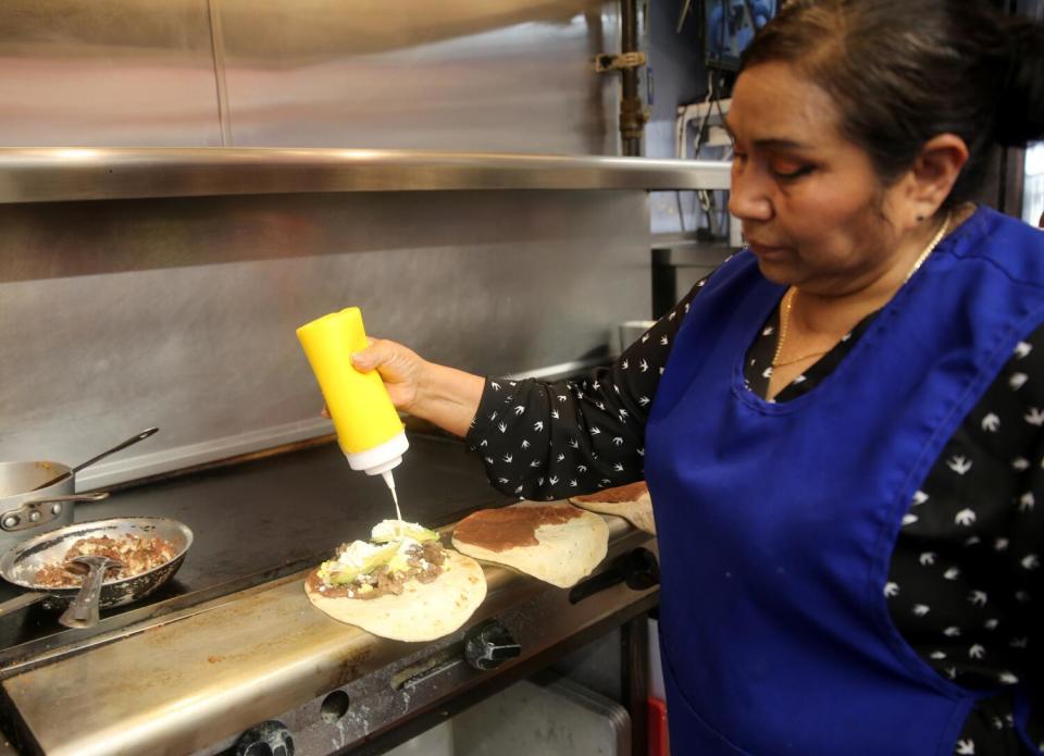 La chef Blanca Pérez elabora unas baleadas, platillo tradicional en Honduras.