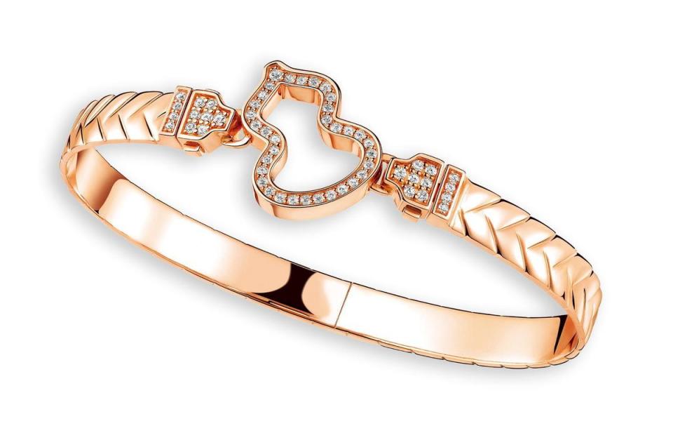 Qeelin Wulu 18K玫瑰金鑽石鎖釦NT$98,800、搭配18K玫瑰金織紋刻飾手鐲NT$106,500（Qeelin提供）