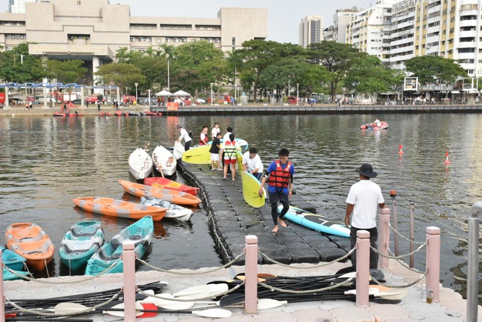 高雄市政府正如火如荼推動「還河於民」愛河水域活動。   圖：孫家銘/攝