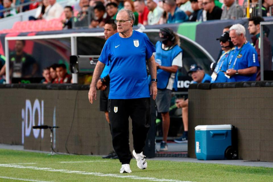 El entrenador Marcelo Bielsa, ahora desde el banquillo de Uruguay, vuelve a participar en una Copa América después de dos décadas.