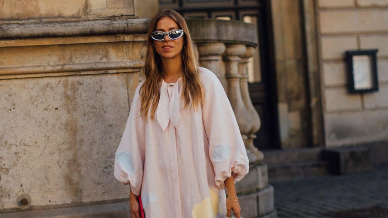 street style invitada con vestido y chanclas