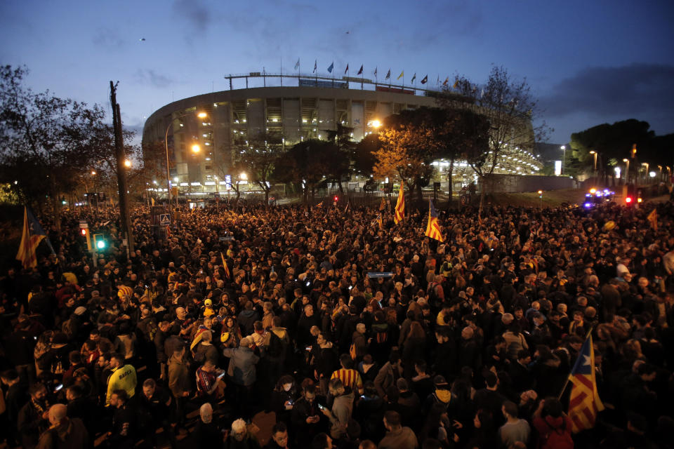 Miles de manifestantes a favor de la independencia catalana de España protestan afuera del Camp Nou previo al clásico de La Liga española entre Barcelona y Real Madrid, el miércoles 18 de diciembre de 2019, en Barcelona. (AP Foto/Joan Mateu)