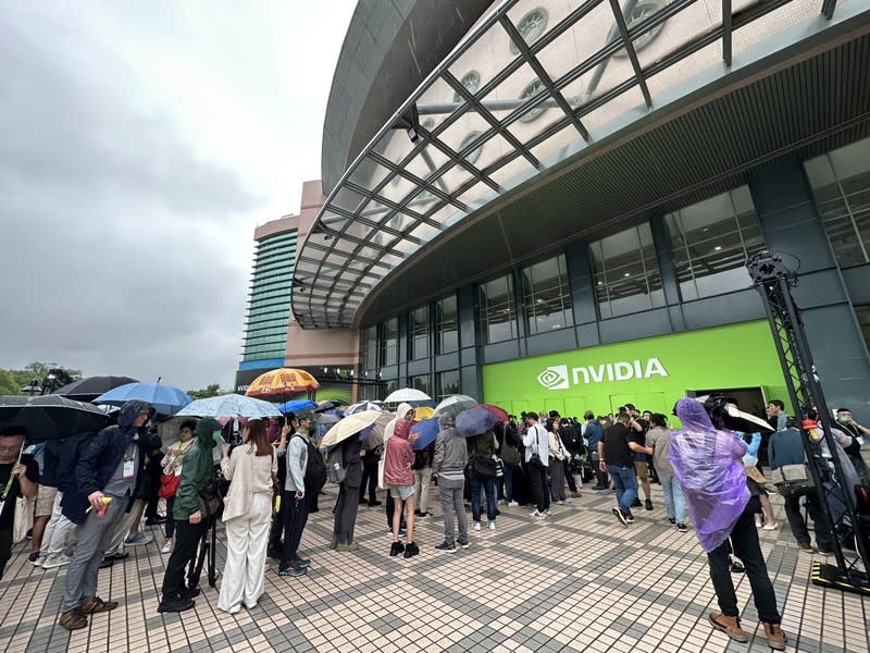 輝達（NVIDIA）執行長黃仁勳2日在台大舉行主題演講，除多名重量級企業高層到場聽講外，場外民眾也陸續排隊進場，希望掌握AI發展最新動態。（中央社）