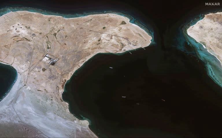 Esta imagen de satélite suministrada por Maxar Technologies muestra al buque Galaxy Leader cerca de las costas de As Salif, Yemen, en el mar Rojo, el martes 28 de noviembre de 2023
