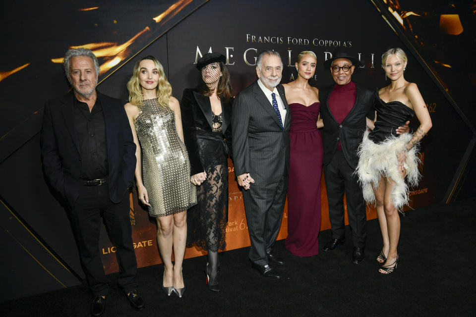 Dustin Hoffman, de izquierda a derecha, Chloe Fineman, Aubrey Plaza, Francis Ford Coppola, Nathalie Emmanuel, Giancarlo Esposito y Grace VanderWaal asisten al estreno de "Megalopolis" el lunes 23 de septiembre de 2024 en AMC Lincoln Square en Nueva York. (Foto Evan Agostini/Invision/AP)