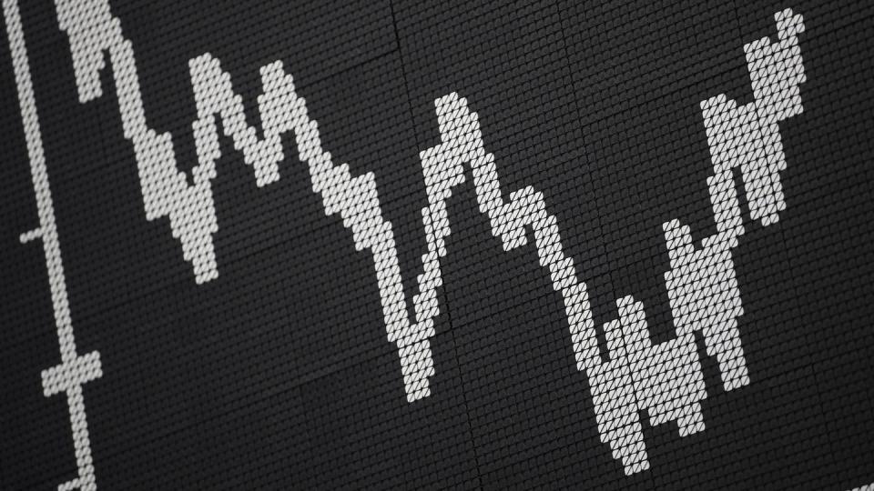 Dax-Kurve auf der Anzeigetafel der Frankfurter Börse. Foto: Arne Dedert