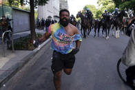 Un manifestante huye de los agentes de policía durante una protesta este 1 de junio cerca de la Casa Blanca, en Washington. (Foto: Evan Vucci / AP).