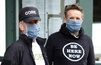 En esta foto del 9 de abril de 2020, el actor Sean Penn, izquierda, fundador de la organización sin ánimo de lucro CORE, y Mark Burnett, presidente de MGM Worldwide Television Group, visitan un sitio para pruebas de coronavirus afuera del ayuntaimento de Malibú, California. El actor ganador del Oscar se asoció con la oficina del alcalde de Los Ángeles Eric Garcetti y el departamento de bomberos de la ciudad para realizar de manera segura y gratuita pruebas de COVID-19 desde el auto a personas con síntomas del virus. (AP Foto/Chris Pizzello)