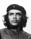 <p>Das Bild “Guerrillero Heroico” (deutsch: “heldenhafter Widerstandskämpfer”), aufgenommen von Alberto Korda, zeigt den bolivianischen Revolutionär Ernesto “Che” Guevara im Jahr 1960. Korda schenkte es einem italienischen Verleger, da keine Zeitung das Bild wollte. Es ist heute eines der bekanntesten Fotos aller Zeiten, da Guevara nach seinem Tod zur Popikone mutierte und es für zahlreiche Produkte verwendet wurde. Korda erhielt – mit einer Ausnahme, die er spendete – nie Geld für die Nutzung. (Bild: Alberto Korda/Wikimedia/Public Domain) </p>