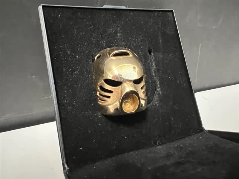 一件罕見的14K金樂高積木面具「Bionicle Golden Kanohi Hau Mask」，日前拍賣得標價高達1萬8101美元，折合台幣約57萬。(圖／翻攝自WTAJ NEWS)