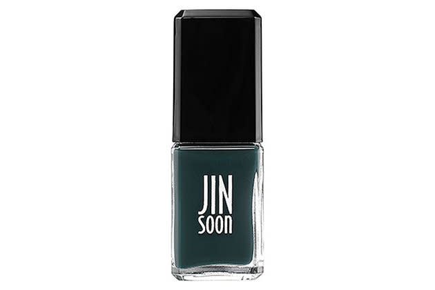 Dunkles Grün ist diese Saison eine echte Konkurrenz zu Schwarz oder Rot. Auch wenn er nicht glitzert wie dieser Nagellack von Jin Soon. (Nagellack von Jin Soon in Metaphor - dark green über sephora.com, 18 US-Dollar)