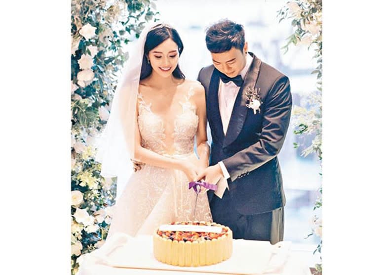 曾淑雅與老公一齊切結婚蛋糕。