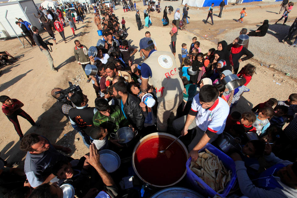 Displaced Iraqi people fled from Mosul