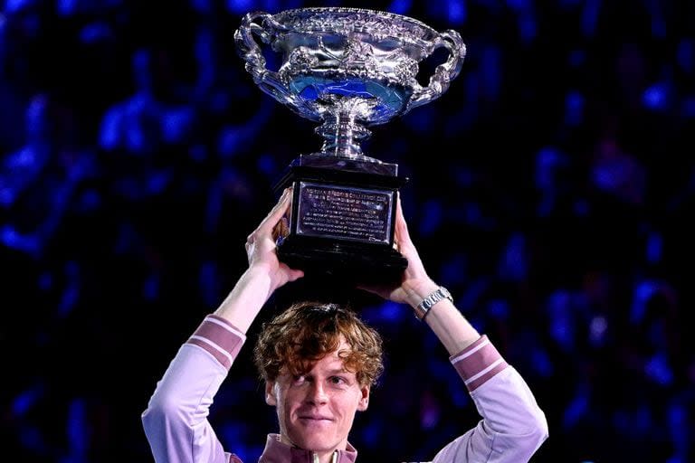 Jannik Sinner logró su primer título de Grand Slam en el Australian Open 2024 y es el tercer italiano en conseguir un major