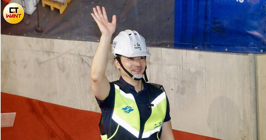台北市長蔣萬安10日表示，玉成變電所興建與否，尚有鄰居反彈聲浪，呼籲台電多溝通。（圖／黃耀徵攝）