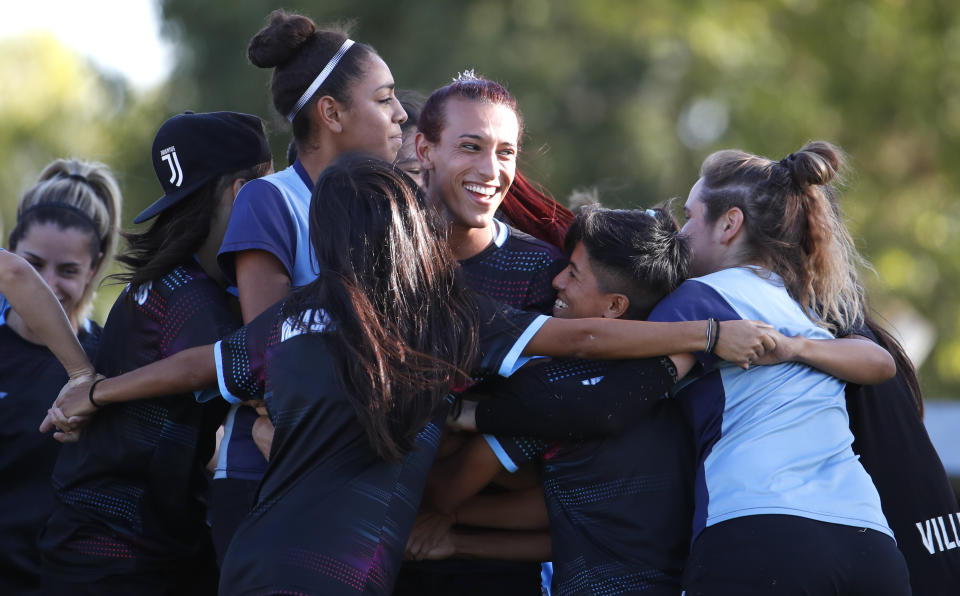 Mara Gómez sonríe entre sus compañeras del club de primera división Villa San Carlos, durante un entrenamiento en La Plata, Argentina, el miércoles 12 de febrero de 2020. Gómez es una futbolista transgénero que por ahora sólo puede entrenar con el club mientras espera permiso de la Asociación del Fútbol Argentino (AFA). De obtenerla, sería la primera mujer trans en competir dentro de la primera división profesional del fútbol argentino (AP Foto/Natacha Pisarenko)