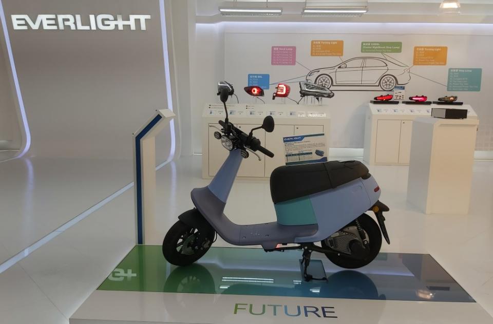 《圖說》億光電子車用LED展覽室。〈記者葉柏成攝〉