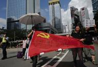 <p>Demonstranten in Hongkong halten eine Flagge der Kommunistischen Partei, auf der „Setzt der Ein-Parteien-Diktatur ein Ende“ zu lesen ist. Der Protest fand anlässlich des bevorstehenden 29. Jahrestags des Massakers am Pekinger Tian‘anmen-Platz am 4. Juni 1989 statt. (AP Photo/Vincent Yu) </p>