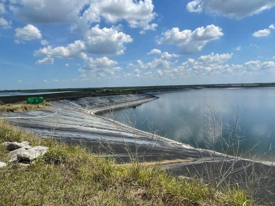 06/04/21--El estanque con fugas de New Gypsum Stack South de Piney Point tenía anteriormente 480 millones de galones de agua. Para el 6 de abril de 2021, el estanque tiene menos de 300 millones de galones de agua después de que una orden final de emergencia permitiera a los operadores del sitio comenzar una liberación controlada de agua en la Bahía de Tampa. Ante el temor de un colapso total del estanque, los ingenieros dijeron que necesitaban drenar el agua lo más rápido posible.