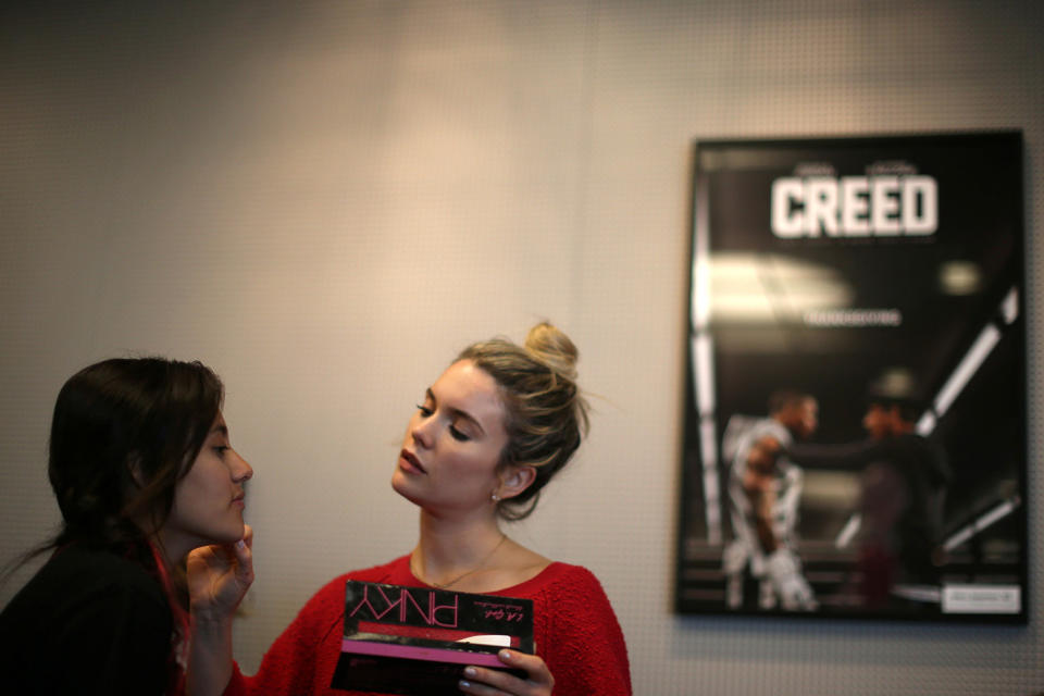 <p>Una chica recibe una sesión de maquillaje antes de elegir el vestido de graduación en la donación de <em>Operation School Bell</em> para estudiantes de bajos ingresos y sin hogar de Los Ángeles el 29 de marzo de 2017 (Foto: Lucy Nicholson/<em>Reuters</em>). </p>