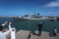 <p>Saludos al navío argentino ARA Sarandi en su marcha para la búsqueda del submarino ARA San Juan, que entra en su fase crítica, siete días después de su desaparición, en Mar del Plata, la costa al sur de Buenos Aires, el 21 de noviembre de 2017 (AFP | Eitan Abramovich) </p>