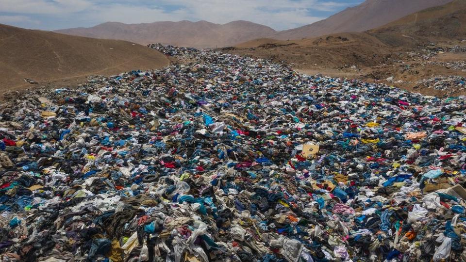 Ropa usada botada en el desierto de Atacama.