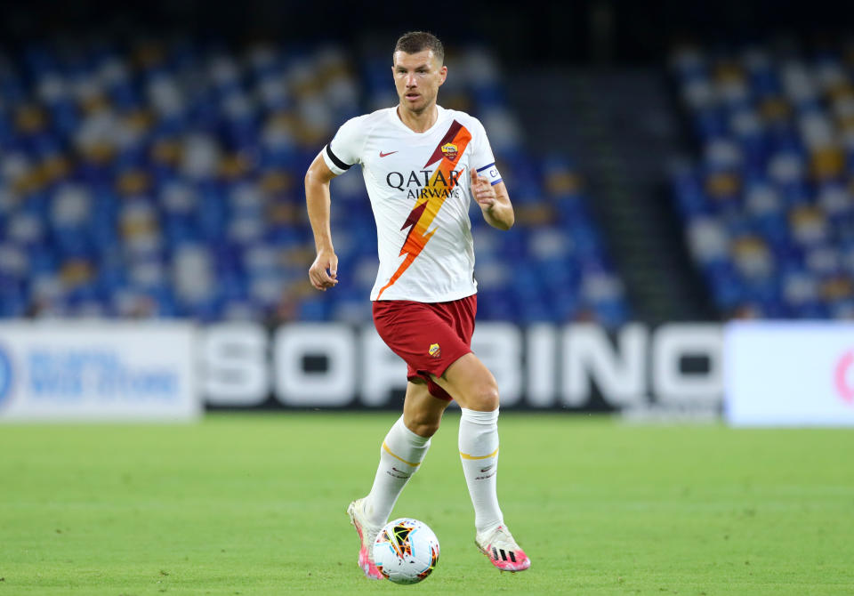 NAPLES, ITALY - JULY 05: (BILD ZEITUNG OUT) Edin Dzeko of AS Roma controls the ball during the Serie A match between SSC Napoli and AS Roma at Stadio San Paolo on July 5, 2020 in Naples, Italy. (Photo by Matteo Ciambelli/DeFodi Images via Getty Images)