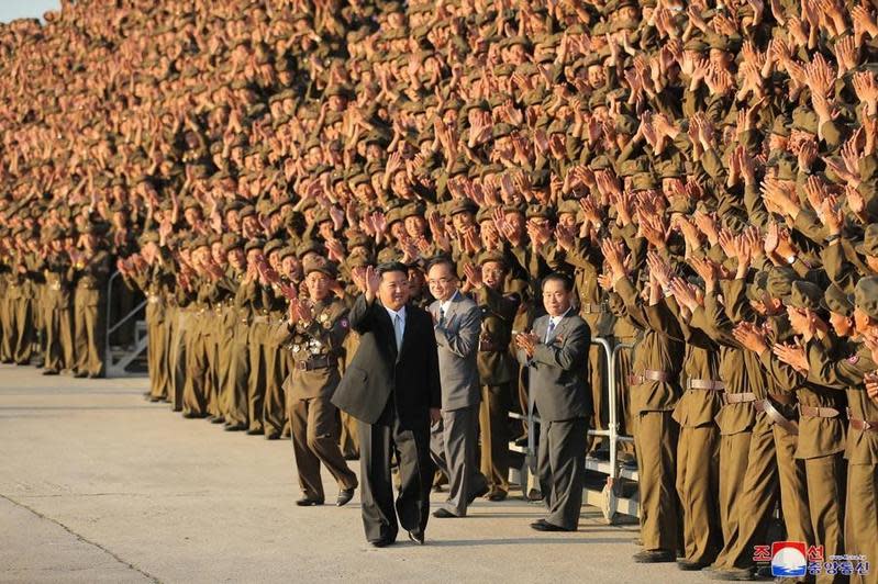 北韓日前舉辦建政73週年閱兵儀式，有專家質疑，出席的並非金正恩（圖）本人，而是靠「複製人」撐場。（翻攝自朝中社）