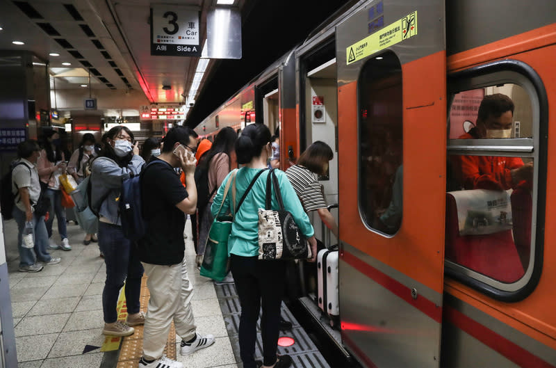 有網友抱怨自己特地買了火車靠窗的座位，結果卻被強迫換位置。（示意圖，非圖片當事人。圖片來源：中央社）