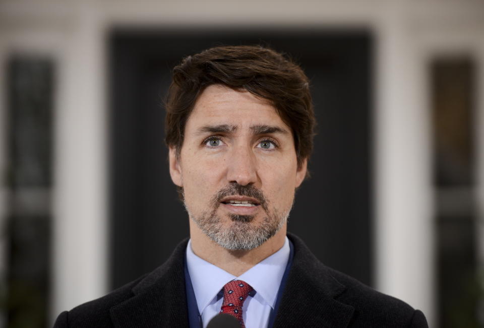 El primer ministro canadiense, Justin Trudeau, se dirige a canadienses sobre la pandemia de COVID-19 desde Rideau Cottaga en Ottawa, Canadá, el jueves 26 de marzo de 2020. (Sean Kilpatrick/The Canadian Press vía AP)