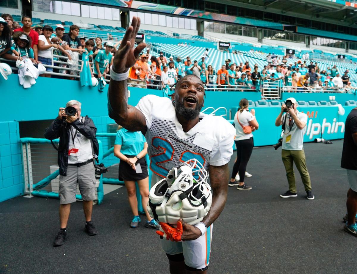 Jeff Wilson Jr. Fantasy Football News, Rankings, Projections, Miami  Dolphins