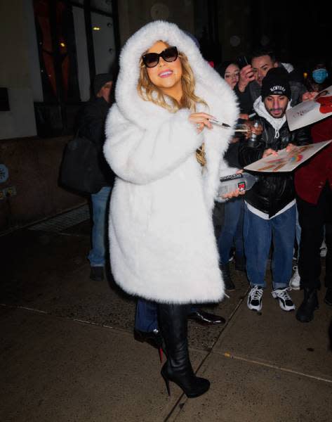 Mariah Carey signing autographs in Aspen