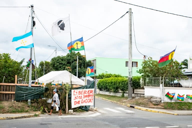 Une banderole demandant la remise en liberté des responsables du mouvement indépendantiste CCAT arrêtés en Nouvelle-Calédonie est déployée à Nouméa le 22 juin 2024 (Delphine MAYEUR)