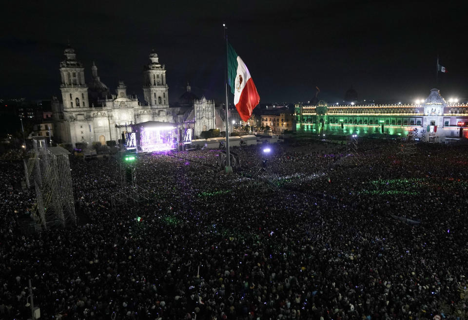 Miles de personas disfrutan del concierto de la banda de música norteña Los Tigres del Norte en la noche del Grito de Independencia en el Zócalo de la Ciudad de México el jueves 15 de septiembre de 2022. (Foto AP/Eduardo Verdugo)