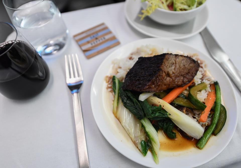 Project Sunrise flights offered specific menu items including fish and chicken paired with fast-acting carbohydrates, as well as comfort foods like soups and milk-based desserts. The aim was to promote the brain’s production of the amino acid tryptophan (‘Tryp’) to help passengers drift off more easily.