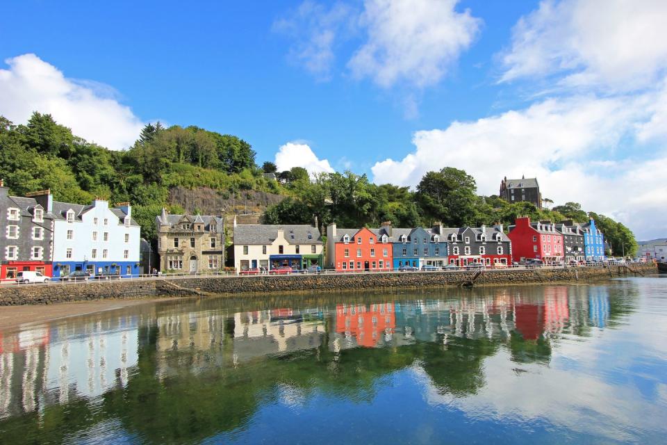 <p>The main town in the Isle of Mull is best known for its vibrant colourful houses, peaceful waters and quaint little bay. </p>