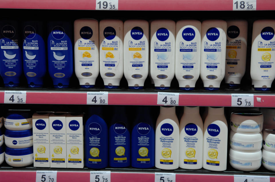 Die Produkte von Nivea müssen der Eigenmarke Lacura Platz machen (Bild: Newscast/Universal Images Group via Getty Images)